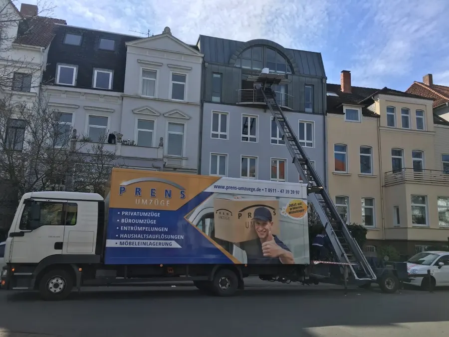 Firmensitz der Prens Umzüge GmbH in Hannover mit Möbellift und Umzugswagen